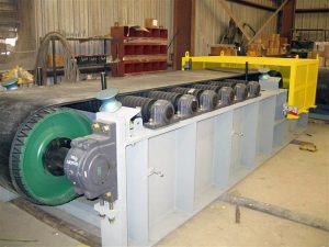 close up belt feeder conveyor designs